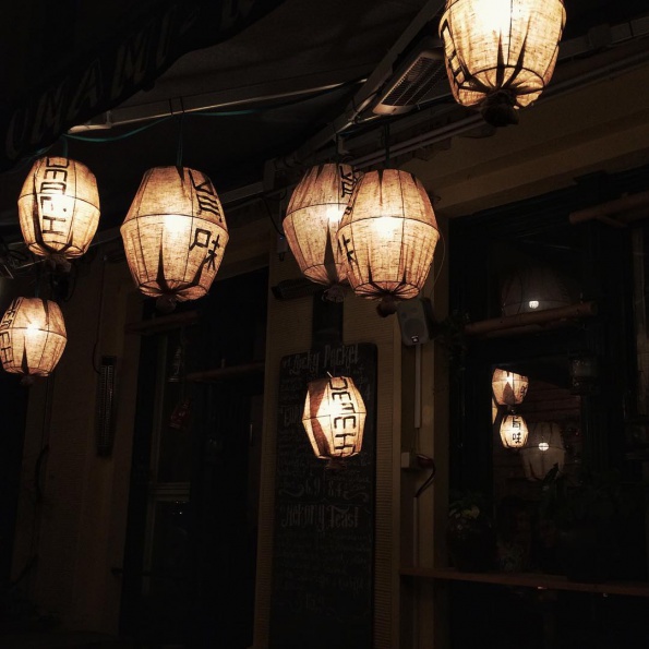 De lampionnen buiten Umami