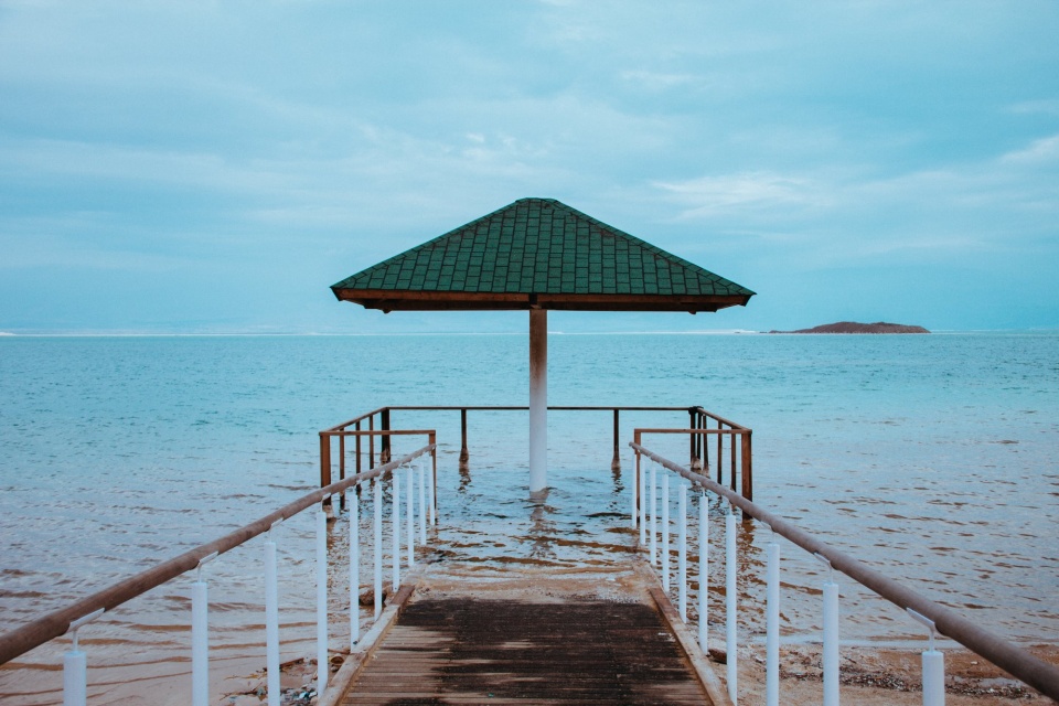 EIN GEDI - De dode zee. Het weer zat niet mee toen wij daar waren, het was behoorlijk koud. Dat weerhield ons er echter niet van om een 'duik' te nemen in deze bijzondere 'zee'. De dode zee is het laagst gelegen meer ter wereld en bestaat voor 33% uit zout. Dit zorgt ervoor dat je er niet in kan zwemmen, maar wel in kan drijven. Een hele bijzondere ervaring! (zorg er wel voor dat je je benen niet van te voren scheert, geen wondjes hebt en je sieraden e.d. aan de kant laat liggen!)