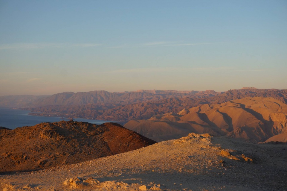 EILAT - Het aller zuidelijkste puntje van Israël - Eilat - heeft meer te bieden dan strand. Onze couchsurf host nam ons mee op sleeptouw voor de zon op kwam, om zonsopgang te bekijken vanaf een bergtop. We keken uit op Egypte, Saudi Arabië, Jordanië en Israël zelf.