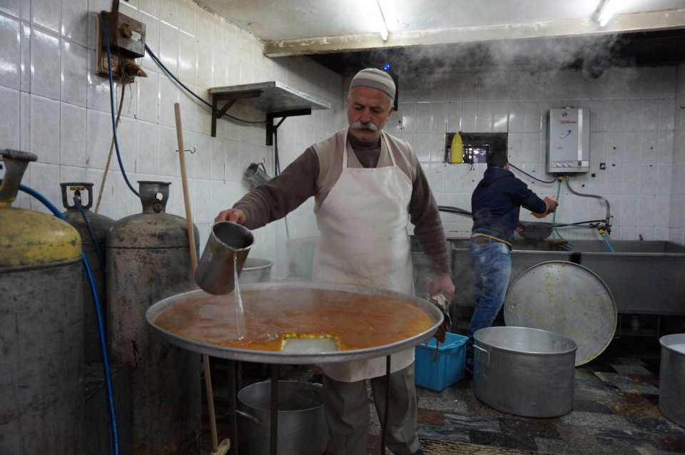 NABLUS - Een man wees ons op de plek waar we de lekkerste kanafeh van de stad konden krijgen. We kwamen uit op een klein straattentje, waar we in het daarnaast gelegen huisje konden kijken hoe kanaef gemaakt werd. Deze lekkernij bestaat uit water, bloem en